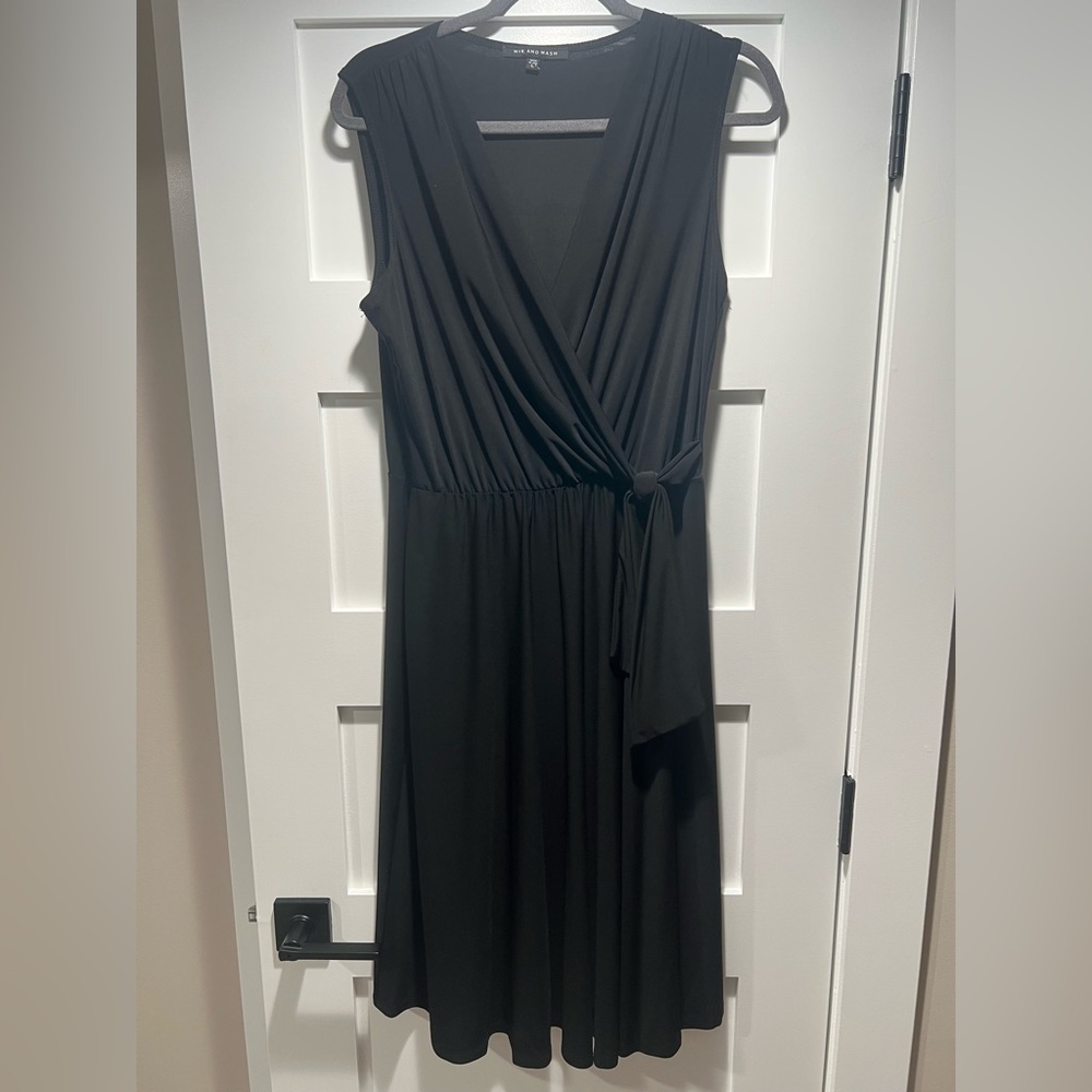 Nik & Nash Black Wrap Midi Dress L Sleeveless V-Neck Stretch Classic